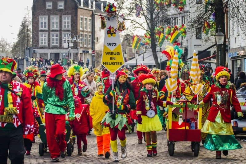 Desfile na Holanda, em Maastricht, com as cores do carnaval
