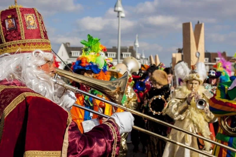 Carnaval na Holanda: homem fantasiado de Sinterklaas participa do desfile em Maastricht