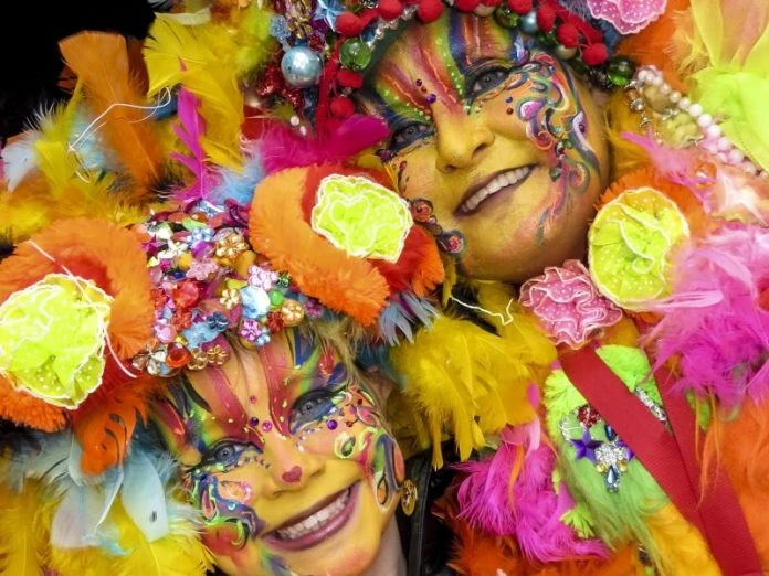 Como é o Carnaval na Holanda Duas mulheres com fantasias e roupas bem coloridas mostram como é o Carnaval em Maastricht, na Holanda