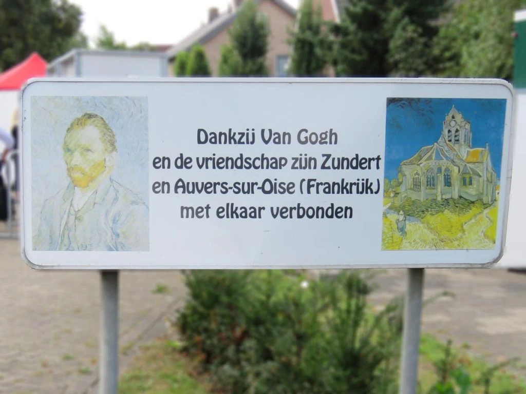 Placa na entrada de Zundert em homenagem a Van Gogh. Graças a ele, Zundert e Auvers-sur-Oise (cidade na França onde ele faleceu) vão estar para sempre ligadas.