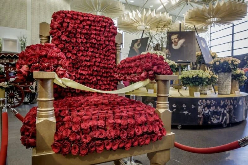 Cadeira decorada com rosas vermelhas no Keukenhof em referência ao tema daquele ano, que foi o século de ouro holandês