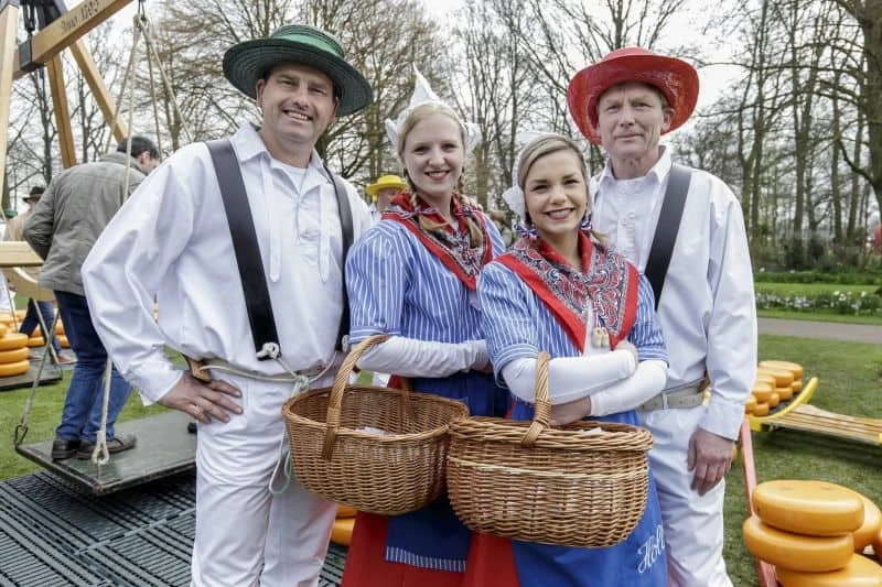 Apresentação do tradicional mercado de queijo holandês no Keukenhof