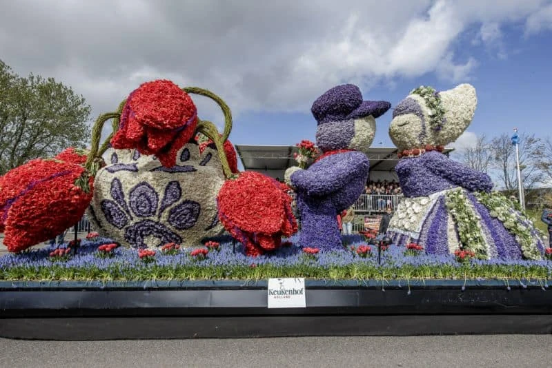 Carro alegórico decorado co flores para o desfile da Parada das Flores no Keukenhof