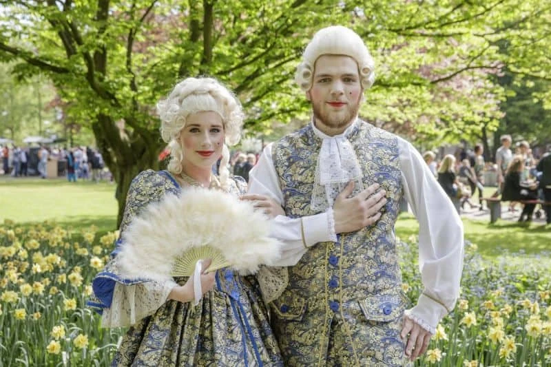 Artistas com trajes típicos do movimento romântico com perucas e roupas do século 19 se apresentam no Keukenhof, o parque das tulipas da Holanda