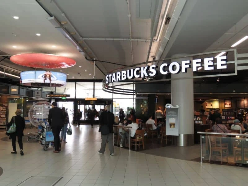 Saída do Starbucks do Aeroporto Schiphol em Amsterdam com destino ao Keukenhof