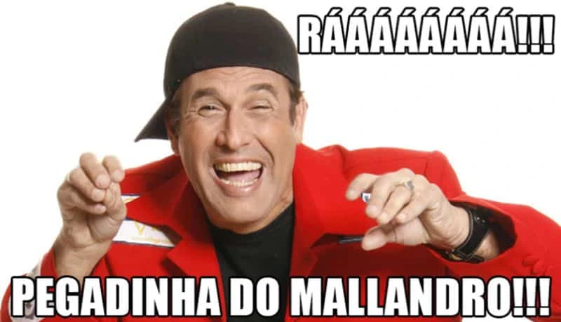 Sérgio Mallandro dizendo: RÁ! PEGADINHA DO MALLANDRO!
