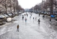 Canal de Amsterdam congelado vira pista de patinação no gelo