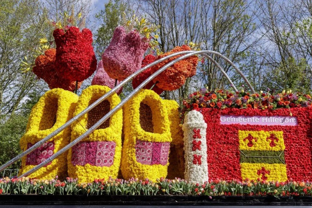 Carro da Parada das Flores do Keukenhof com tulipas e tamancos holandeses
