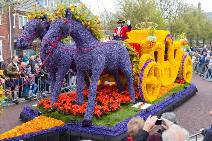 Parada das Flores do Keukenhof desfila com carro em formato de cavalos e carruagem pelas ruas da Holanda