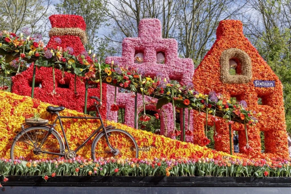 Carro decorado da Parada de Flores do Keukenhof em formato de casas típicas de Amsterdam