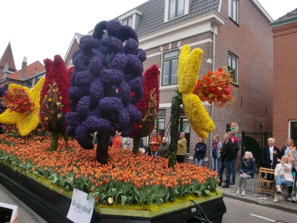 Holandeses assistem ao carro alegórico da Parada das Flores Keukenhof Bollenstreek na cidade de Sassenheim, na Holanda