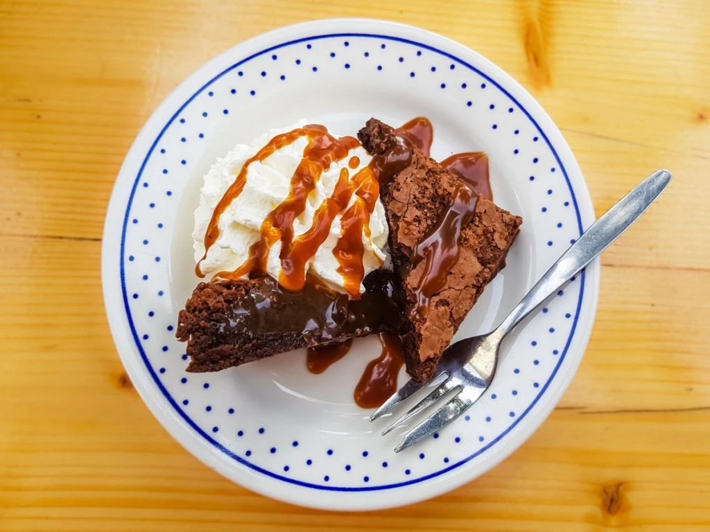 brownie de chocolate tony's do Brownie & Downie, em Baarle-Hertog, na Bélgica, divisa com Baarle-Nassau, na Holanda