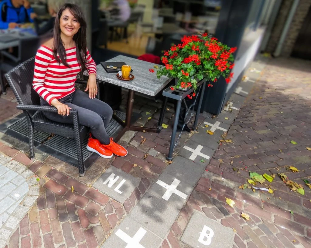 Eu tomando um café no Hotel Brasserie Den Engel, famoso café que fica na divisa de Baarle-Nassau, na Holanda, com Baarle-Hertog, na Bélgica