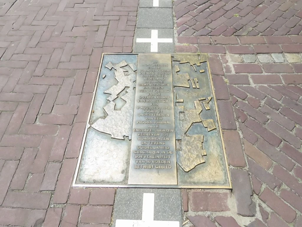 Placa comemorativa na fronteira de Baarle-Nassau, na Holanda e Baarle-Hertog, na Bélgica
