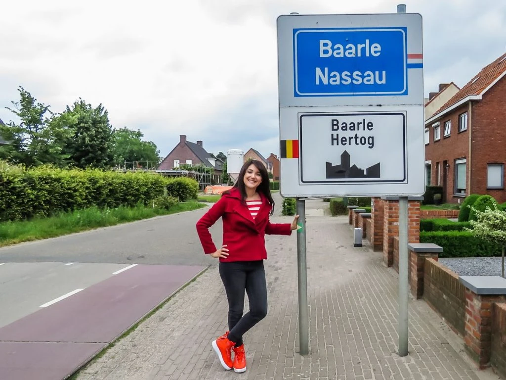 placa indicando o limite de município entre baarle-nassau, na holanda e baarle-hertog, na bélgica