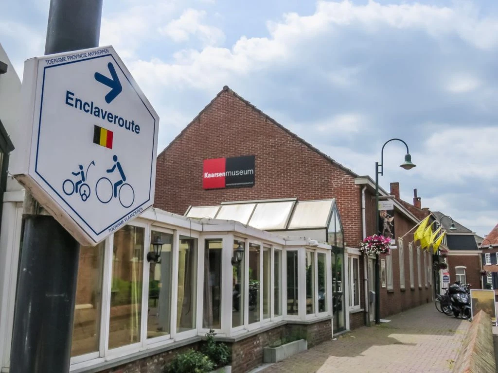 placa indicando a rota das enclaves para visitar a cidade de Baarle-Nassau e Baarle-Hertog de bicicleta, cidade dividida entre Bélgica e da Holanda