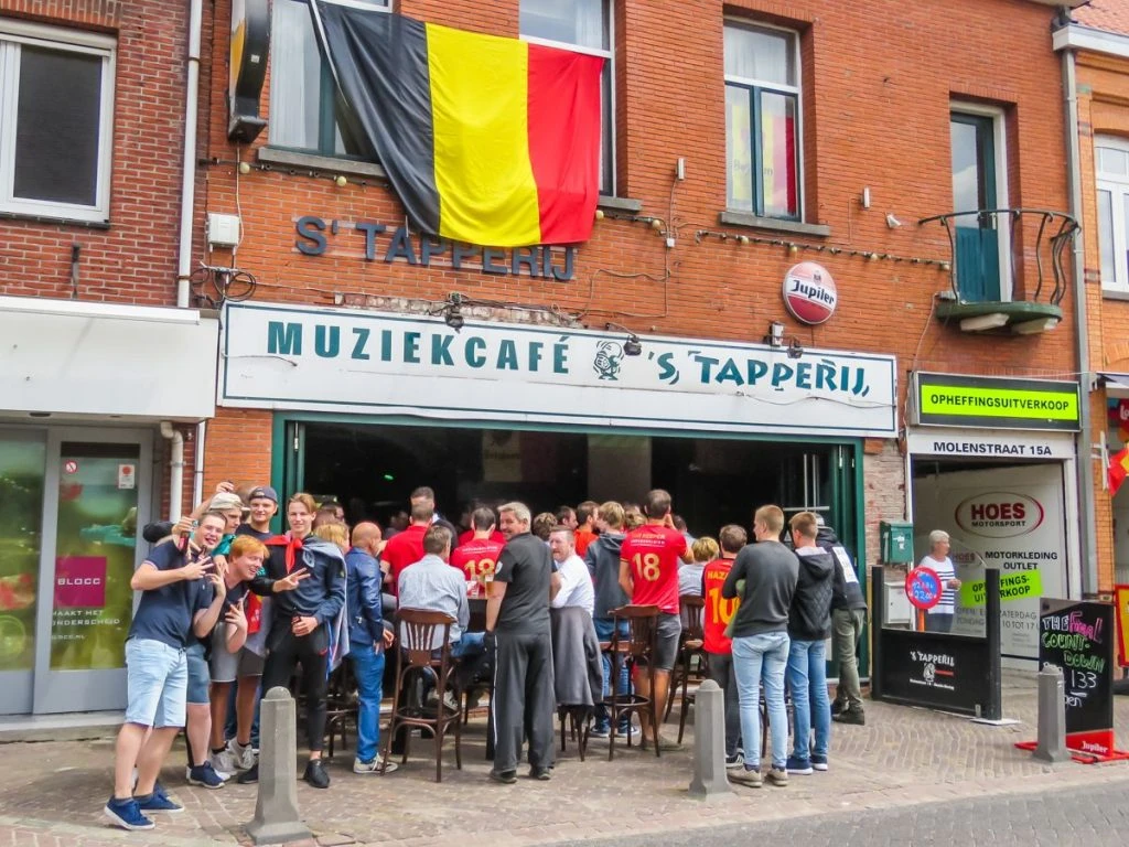 torcedores belgas assistem à Copa do Mundo em bar em Baarle-Hertog