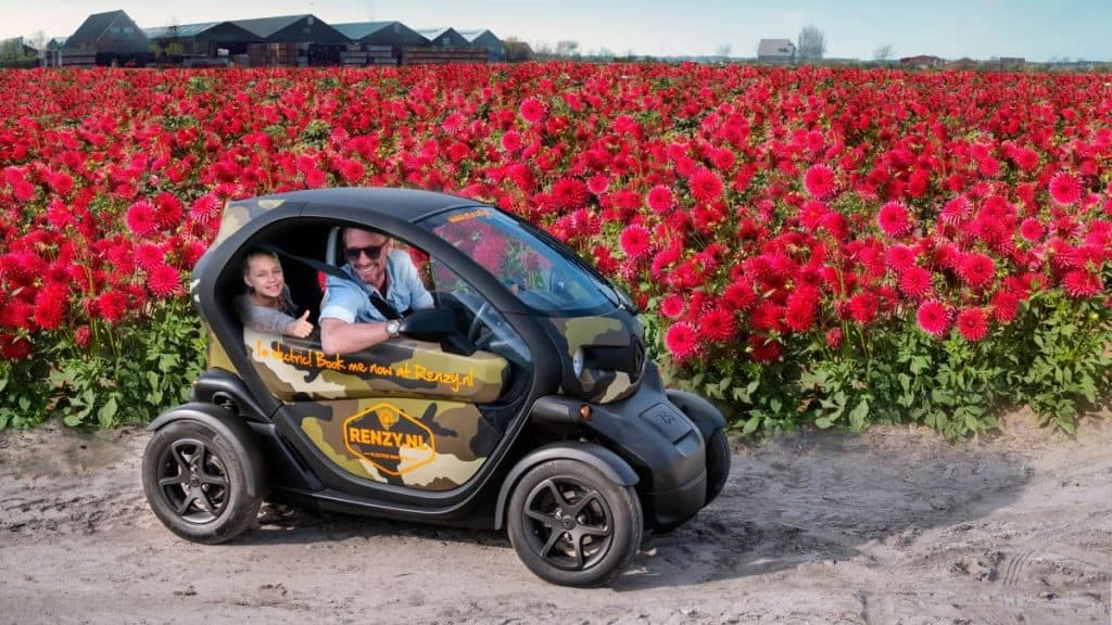 passeio de mini carro elétrico pelos campos de dálias próximos a Amsterdam na Holanda