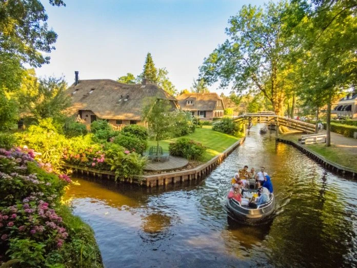 Giethoorn é um vilarejo na Holanda a 120 quilômetros de Amsterdam, onde barcos passeiam pelos canais, já que lá não existem ruas