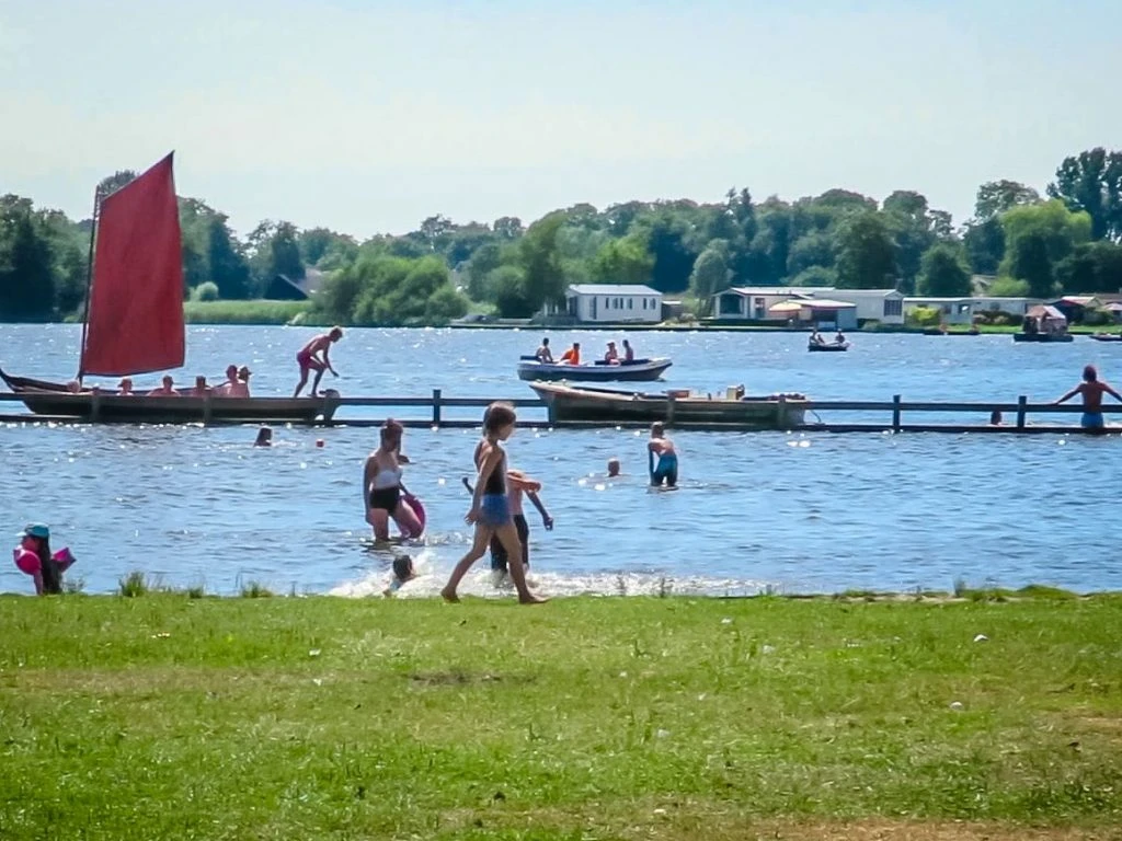 crianças nadam no Bovenwijde, lagoa que fica em Giethoorn