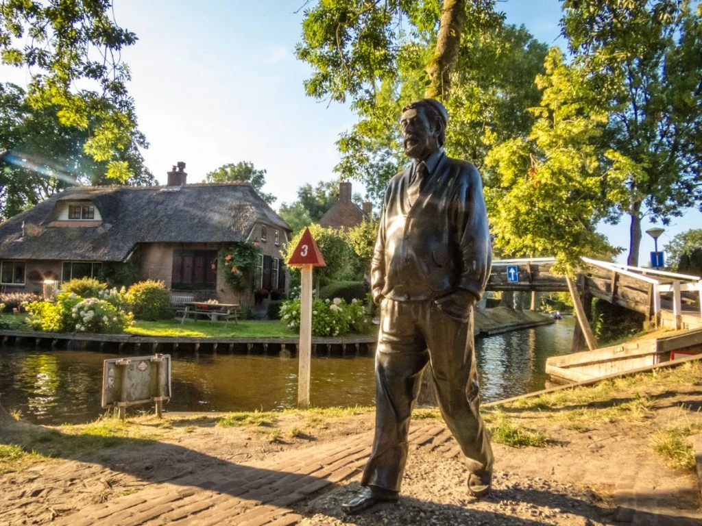 próximo aos canais de Giethoorn, a Veneza da Holanda, você encontra uma escultura do ator Albert Mol, que atuou no filme Fanfare, de 1958