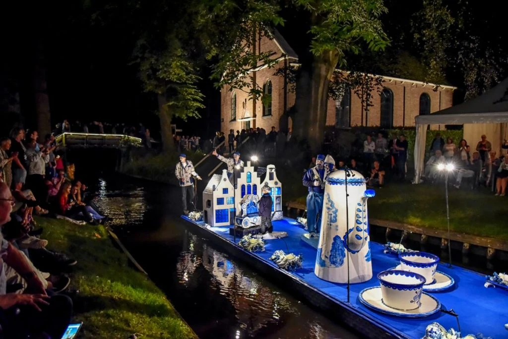 Gondelvaart Giethoorn, desfile de barcos alegóricos iluminados que acontece em Giethoorn, na Holanda