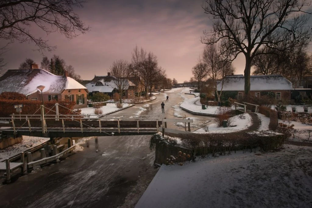 Giethoorn no inverno: casas ficam cobertas de neve e os canais congelam e se transformam em uma enorme pista de patinação no gelo