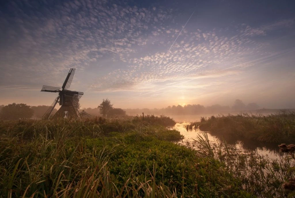 Moinho de vento no Parque Nacional Weerribben-Wieden, onde fica Giethoorn, a Veneza da Holanda cercada por canais e onde carros não entram