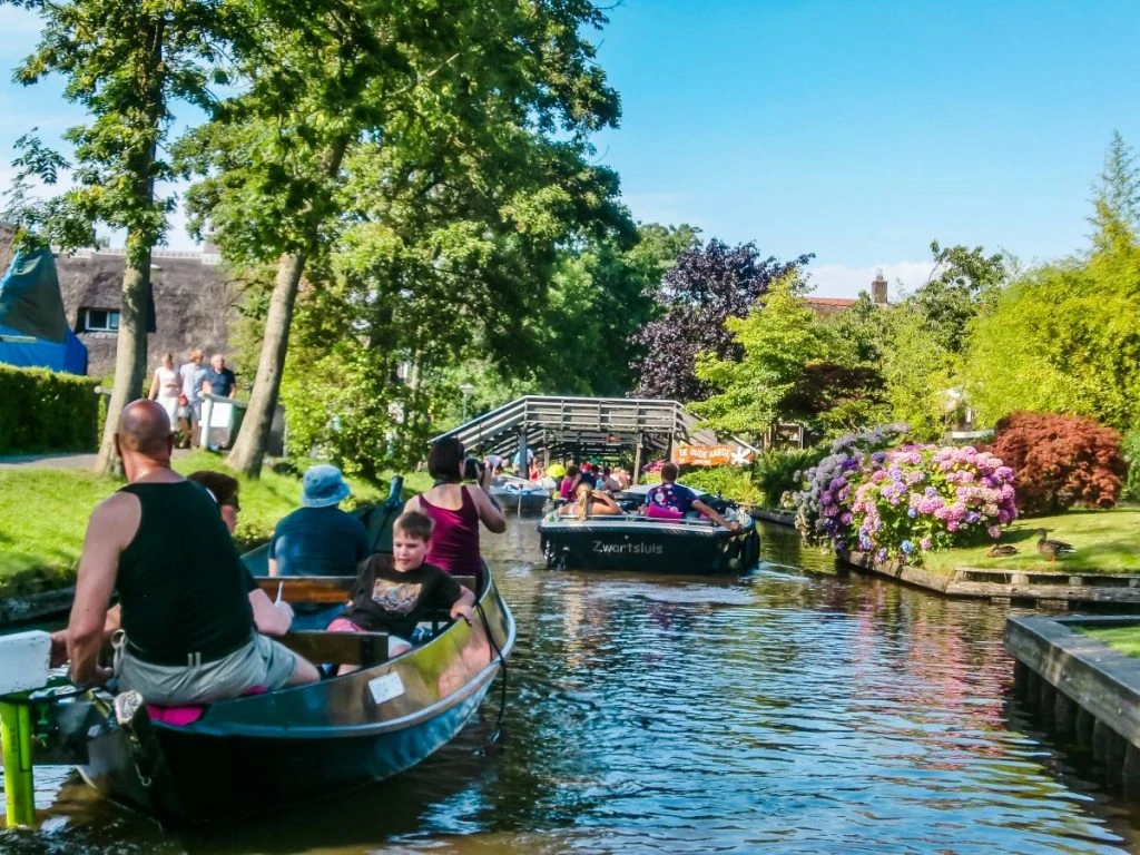 Congestionamento de barcos no canal em Giethoorn, a Veneza da Holanda onde carro não entra