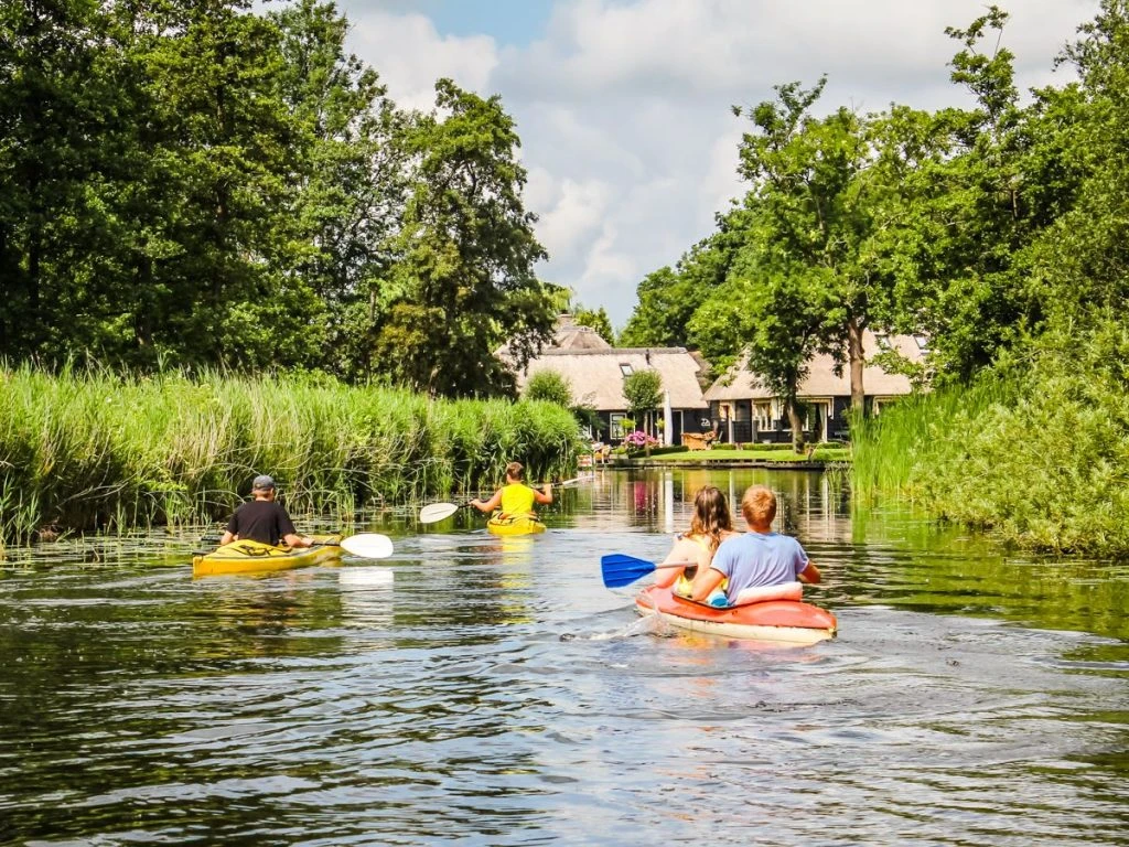 Passeio de caiaque pelos canais de Giethoorn, a Veneza da Holanda