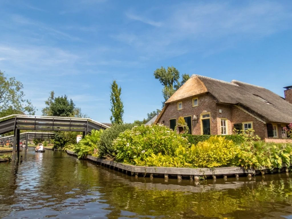 Casa de palha típica de Giethoorn, vilarejo conhecido como a Veneza da Holanda, cercada por canais e pontes