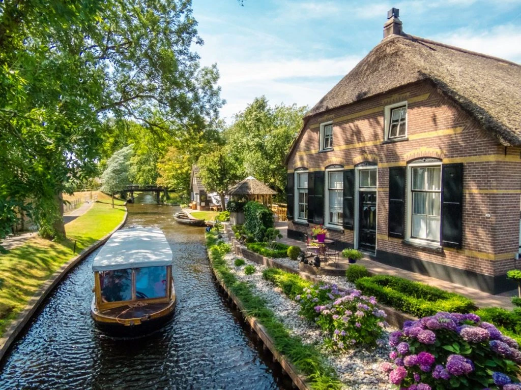 Excursão de barco faz tour pelos canais de Giethoorn e pode ser agendado online para evitar filas