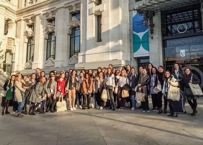 grupo de blogueiros participantes do VEEBB, o Encontro Europeu de Blogueiros Brasileiros no Palácio Cibeles em Madrid