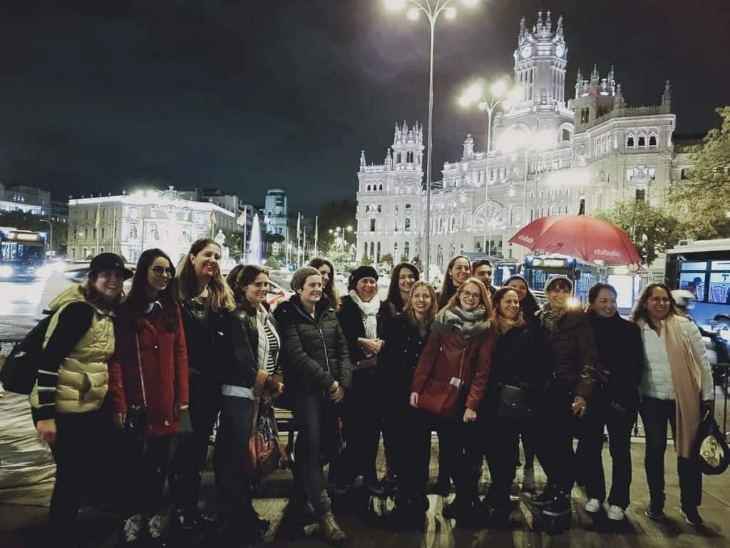 Participantes do V encontro europeu de blogueiros brasileiros durante o tour fantasmas de madrid, em frente ao Palacio Cibeles