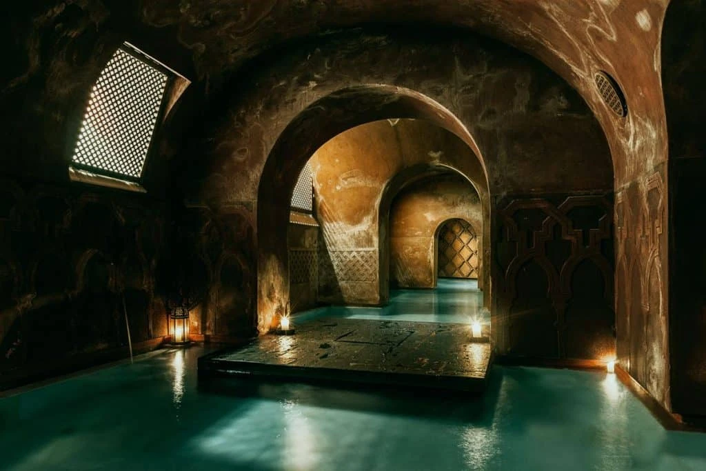 Piscina terma do Hammam Al Ándalusé uma ótima dica do que fazer em Madrid